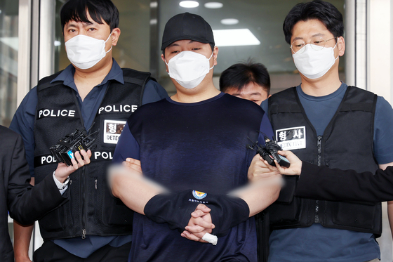 Thirty-two-year-old Kim Sung-jin, indicted for fatally stabbing a woman and injuring another in northern Seoul in April, is being transferred to the prosecutors' office on May 1. [NEWS1]