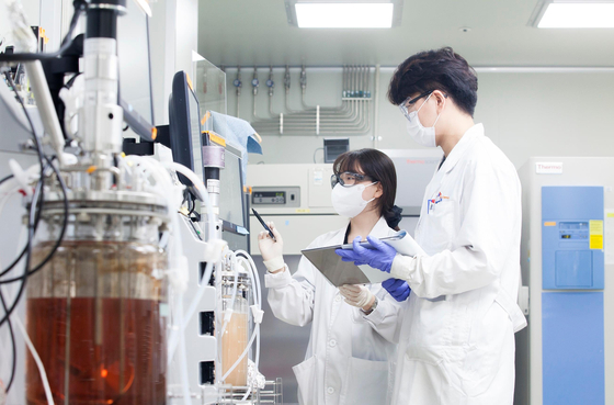 Researchers at SK bioscience analyze their findings in a photo shared by the company on Feb. 12. [YONHAP] 