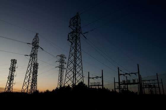 Power lines connecting pylons of high-tension electricity are seen during sunset at an electricity substation on the outskirts of Ronda, during a blackout in the city in Spain on April 28. [REUTERS/YONHAP]