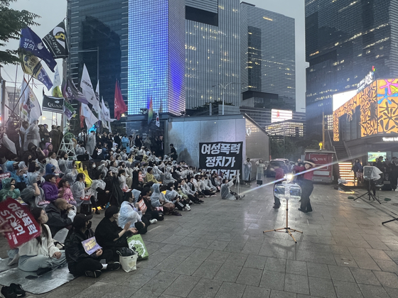 Protesters chant slogans during a rally in front of Exit 10 of Gangnam Station on Seoul Metro Line 2 in Gangnam District, southern Seoul, on May 18. [YONHAP]