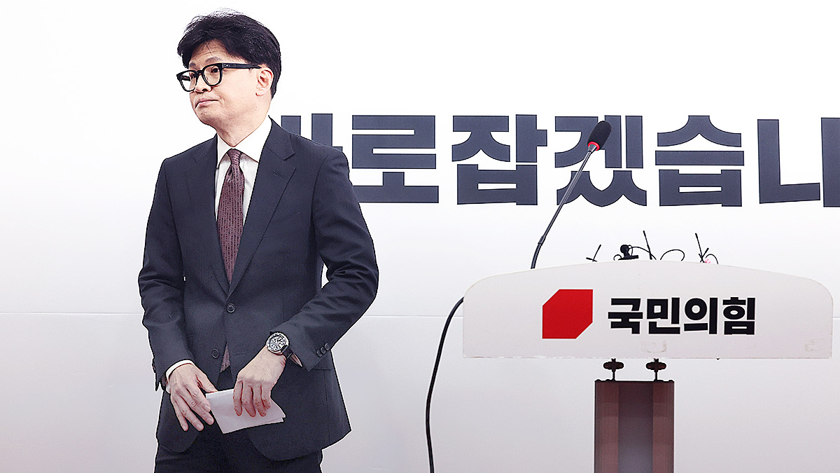 Former People Power Party (PPP) leader Han Dong-hoon moves away from the podium after announcing his resignation from the party leadership during a press conference held at the National Assembly on Dec. 16, 2024. [YONHAP]