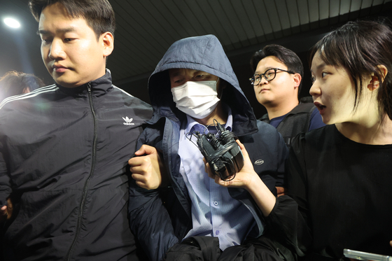 The Siheung stabbing spree perpetrator, Che Zhenan, is arrested and brought to Siheung Police Precinct in Siheung, Gyeonggi, on May 19. [YONHAP]