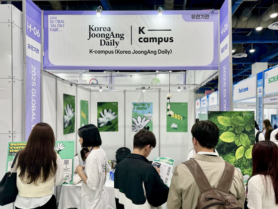Attendees visit K-campus' booth during the Job Fair for International Students on May 20. [DANIELA GONZALEZ PEREZ]