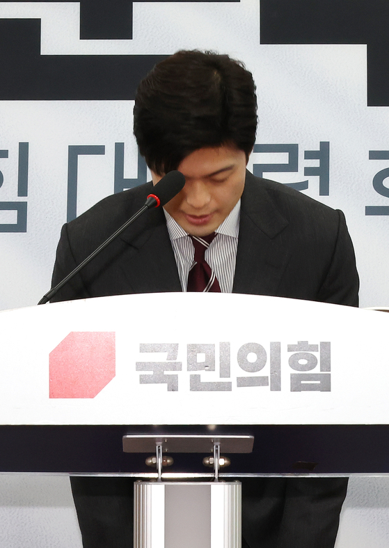 Kim Yong-tae, emergency committee head of the People Power Party, bows in apology during a press conference at the National Assembly in Yeouido, western Seoul, on May 21. [NEWS1]