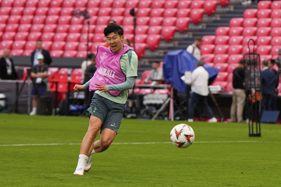 Tottenham Hotspur captain Son Heung-min trains on May 20 ahead of the Europa League final against Manchester United at the San Mames Stadium in Bilbao, Spain. [AP/YONHAP] 