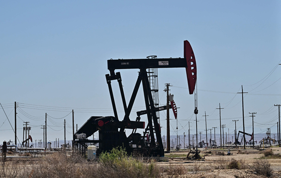 Pumpjacks are seen in oilfields along Highway 33, known as the Petroleum Highway, west of Buttonwillow, Kern County, California on April 9. [AFP/YONHAP]