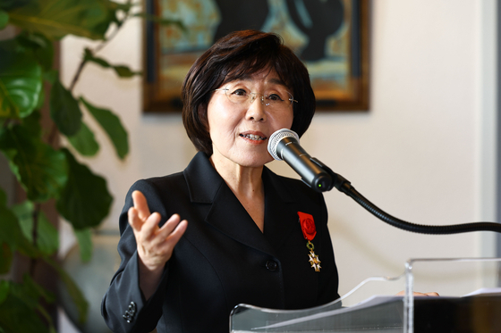 Corea Image Communication Institute (CICI) president Choi Jung-wha speaks during an awards ceremony giving Choi the Legion d'Honneur from the French government at the French Embassy in Seodaemun District, western Seoul on May 15. [JOONGANG ILBO]