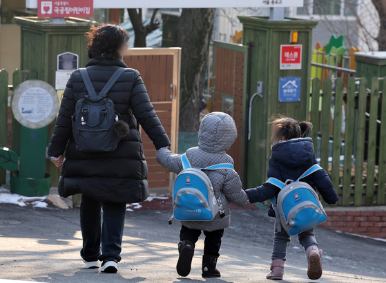 Children go to preschool in Seoul on Feb. 11. [NEWS1]