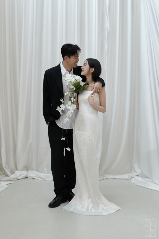 Football player Jeong Woo-yeong, left, and gallerist Lee Yeon-ji [LEE KWANG-GI]