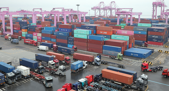 Loading and unloading operations take place at Incheon New Port in Incheon on May 16. [NEWS1]