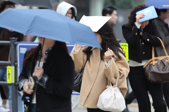 Rain falls in Gwanghwamun Intersection in Jongno District, central Seoul, on April 14. [YONHAP]