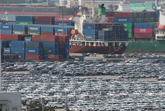 Export-ready cars are parked waiting for shipment at a port in Pyeongtaek, Gyeonggi, on May 20. [NEWS1]