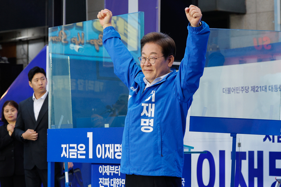 Democratic Party presidential candidate Lee Jae-myung greets supporters before a campaign rally near Hongik University in Mapo District, western Seoul, on May 19. [NEWS1] 