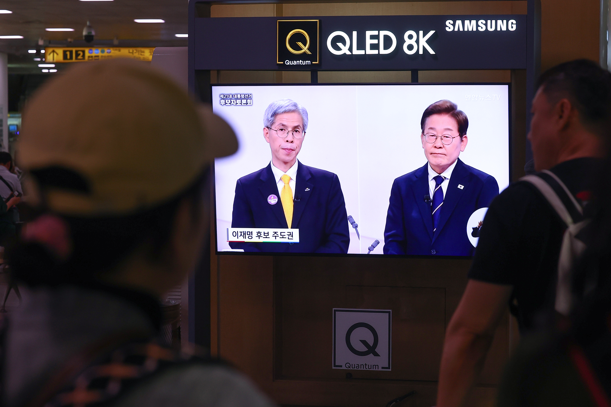 Citizens watch the broadcast of the first presidential debate at Seoul Station in Jung District, central Seoul, on May 18. [YONHAP] 