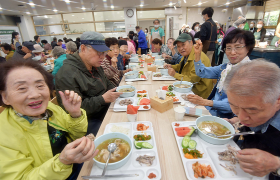 Older citizens eat samgyetang (chicken ginseng soup) at a senior welfare center in Songpa District, southern Seoul, on May 8. [YONHAP] 