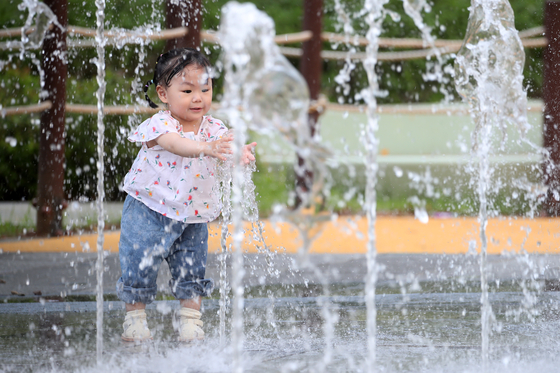 A child cools off at a fountain in Suchang Park in Jung District, Daegu, on May 20, as temperatures soared past 30 degrees Celsius. [NEWS1]