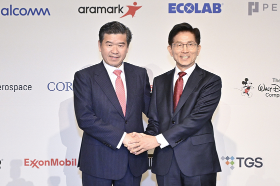Presidential candidate Kim Moon-soo of the People Power Party, right, and American Chamber of Commerce in Korea Chairman James Kim take a photo after a luncheon in central Seoul on May 19. [YONHAP]