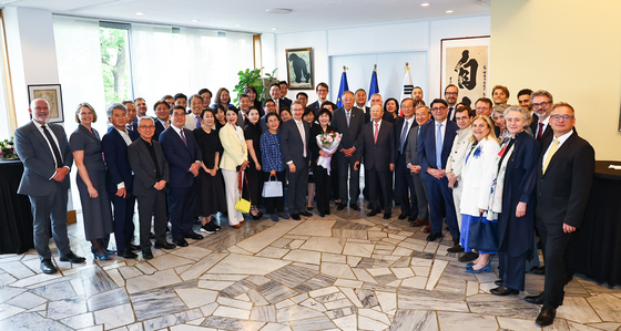 Corea Image Communication Institute (CICI) president Choi Jung-wha and attendees pose for a photo during an awards ceremony giving Choi the Legion d'Honneur from the French government at the French Embassy in Seodaemun District, western Seoul on May 15. [JOONGANG ILBO]