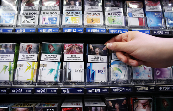 Cigarettes on sale at a convenience store in Seoul in December 2020. [YONHAP]