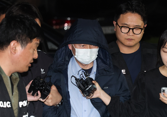 The Siheung stabbing spree perpetrator, Che Zhenan, is arrested and brought to Siheung Police Precinct in Siheung, Gyeonggi, on May 19. [NEWS1]