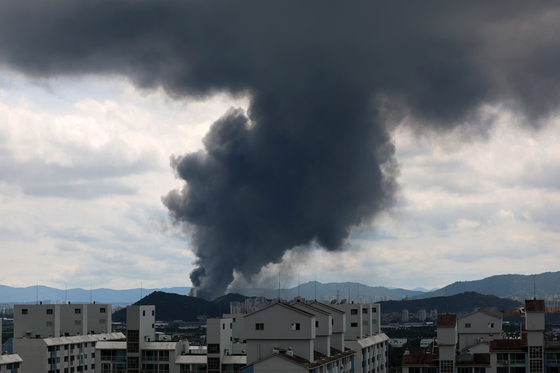 Black smoke billows from Kumho Tire’s Gwangju plant in Gwangsan District on May 17. [YONHAP] 