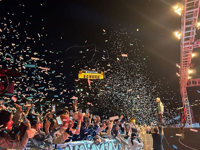 Students enjoy performances during Hankuk University of Foreign Studies' fall festival held between Sept. 19 and 21, 2023. [HANKUK UNIVERSITY OF FOREIGN STUDIES]