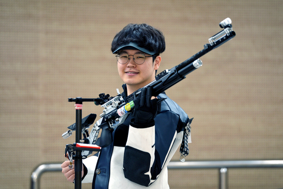Kim Woo-rim poses during an interview with the JoongAng Ilbo at the Boeun Middle School shooting range in North Chungcheong on May 14. [JOONGANG ILBO] 