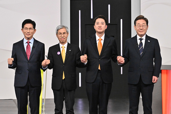 From left, presidential candidates Kim Moon-soo of the People Power Party, Kwon Young-gook of the Korean Democratic Labor Party, Lee Jun-seok of the Reform Party and Lee Jae-myung of the Democratic Party pose for a photo before the first presidential election debate at the SBS Sangam-dong studio in Mapo District, western Seoul on May 18. [JOINT PRESS CORPS]