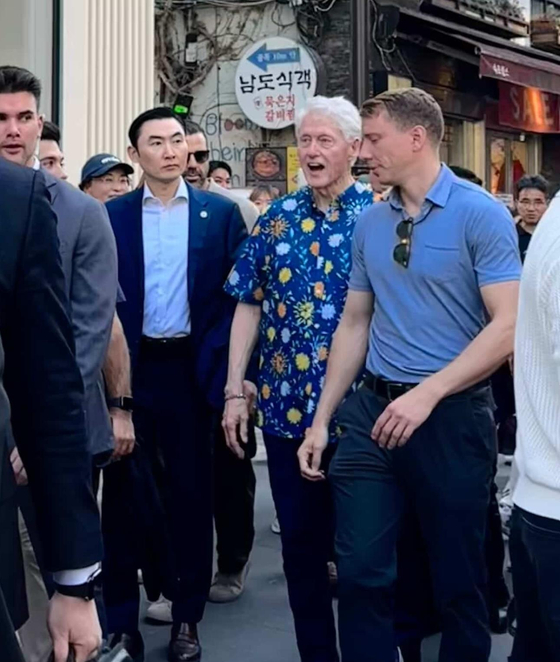 A photo provided by a Yonhap News reader shows former U.S. President Bill Clinton in central Seoul. [YONHAP]