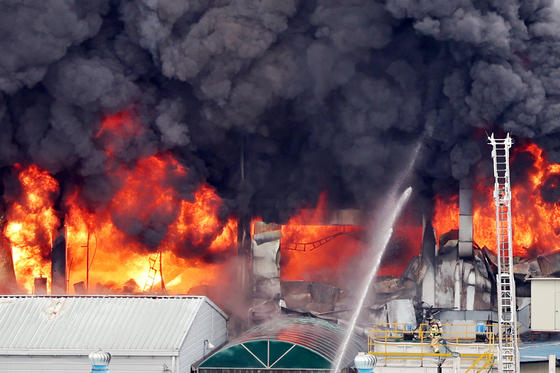 Thick black smoke rises from Kumho Tire’s Gwangju plant in Gwangsan District on May 17. [YONHAP]