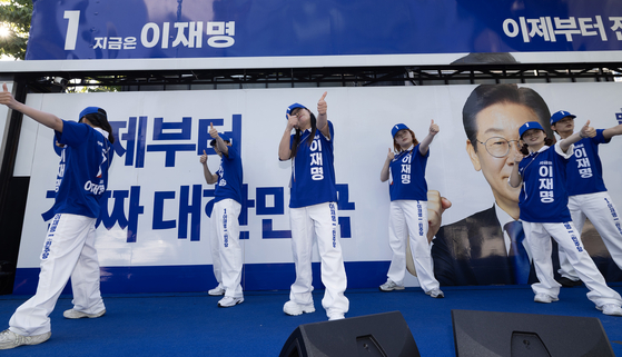 Democratic Party presidential candidate Lee Jae-myung's supporters rally in front of the SBS Sangam-dong studio in Mapo District, western Seoul on May 18. [JOONGANG ILBO]