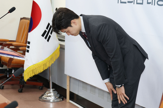 Kim Yong-tae, emergency committee head of the People Power Party, bows in apology during a press conference at the National Assembly in Yeouido, western Seoul, on May 21. [NEWS1]