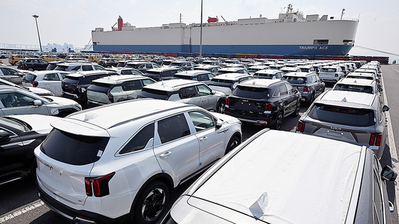 Export-ready cars are parked waiting for shipment at a port in Pyeongtaek, Gyeonggi, on March 31. [NEWS1]