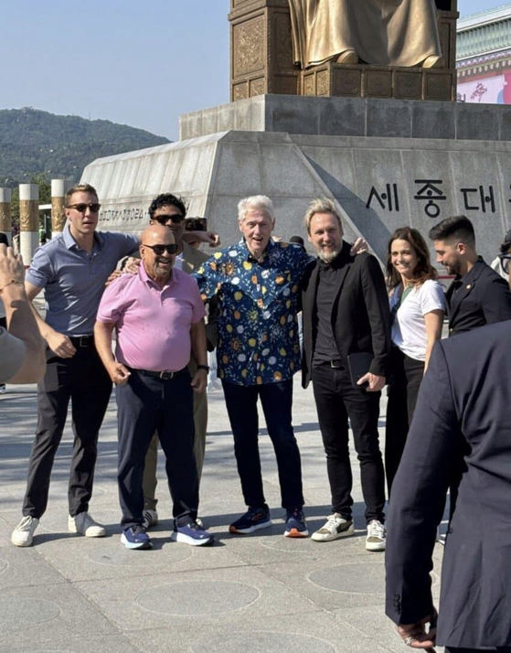 A picture of former U.S. President Bill Clinton in Gwanghwamun, central Seoul taken in May [SCREEN CAPTURE]