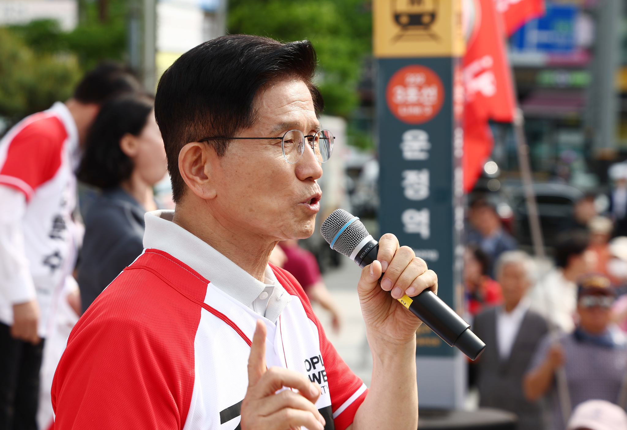 People Power Party candidate Kim Moon-soo speaks at a campaign stop in Paju, Gyeonggi, on May 21. [NEWS1] 