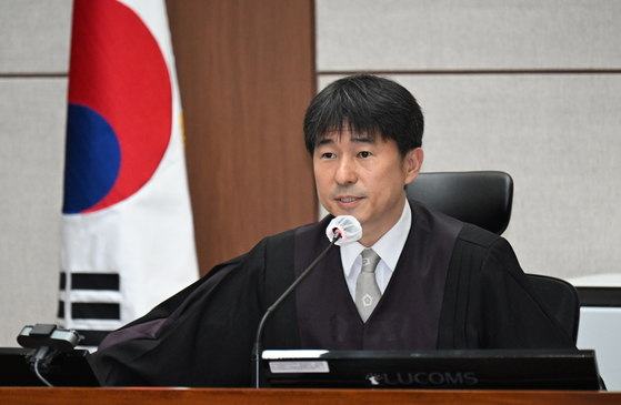 Judge Ji Gui-yeon, who presides over Seoul Central District Court’s Criminal Agreement Division 25, asks the press to leave ahead of former President Yoon Suk Yeol's hearing on April 21. [JOINT PRESS CORPS] 