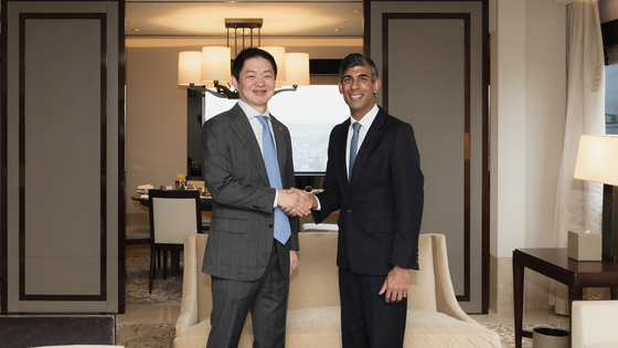 SK Networks President Choi Sung-hwan, left, and former U.K. Prime Minister Rishi Sunak have discussed plans for bilateral cooperation and business partnerships in a meeting on May 20. [SK NETWORKS]