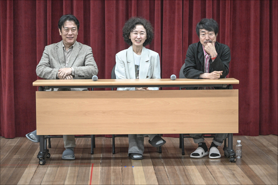 The cast and creative team of the play ″Ghost″ hold a roundtable interview at the Sejong Center for the Performing Arts on May 22. From left is actor Kang Sin-gu, actor Lee Ji-ha and playwright-director Koh Sun-woong. [SEJONG CENTER FOR THE PERFORMING ARTS]