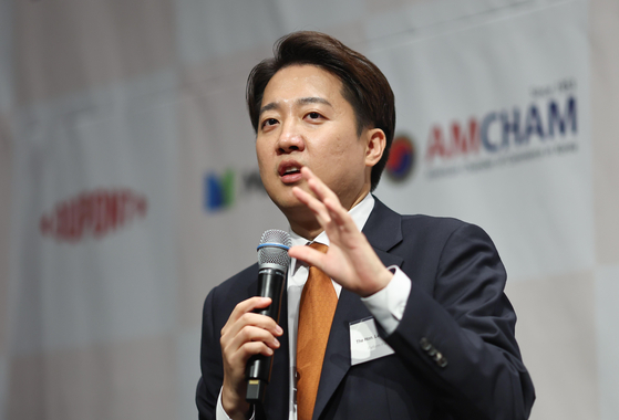 Reform Party presidential candidate Lee Jun-seok speaks during a special election spotlight dialogue hosted by the American Chamber of Commerce in Korea (Amcham) at the Grand Hyatt Seoul on May 22. [YONHAP]