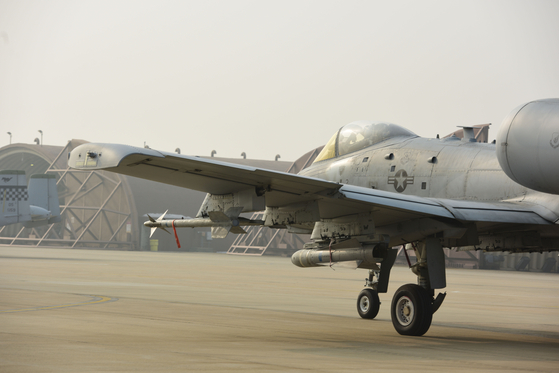 A U.S. Air Force A-10 attack aircraft participating in the Korea-U.S. squadron-level joint air exercise ″Buddy Squadron″ taxis on the runway at Wonju Air Base in January. [NEWS1]    