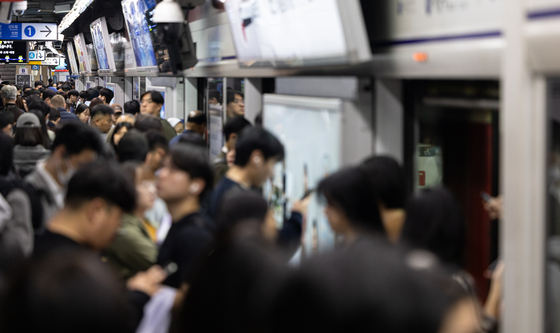 Citizens wait for the subway at Seoul Station in Jung District, central Seoul on May 7. [NEWS1] 