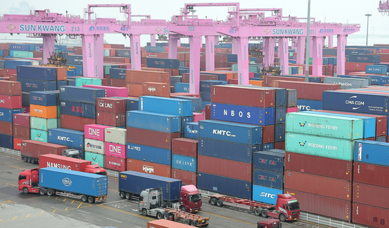 Workers load and unload containers at Incheon New Port in Incheon on May 16. [NEWS1]
