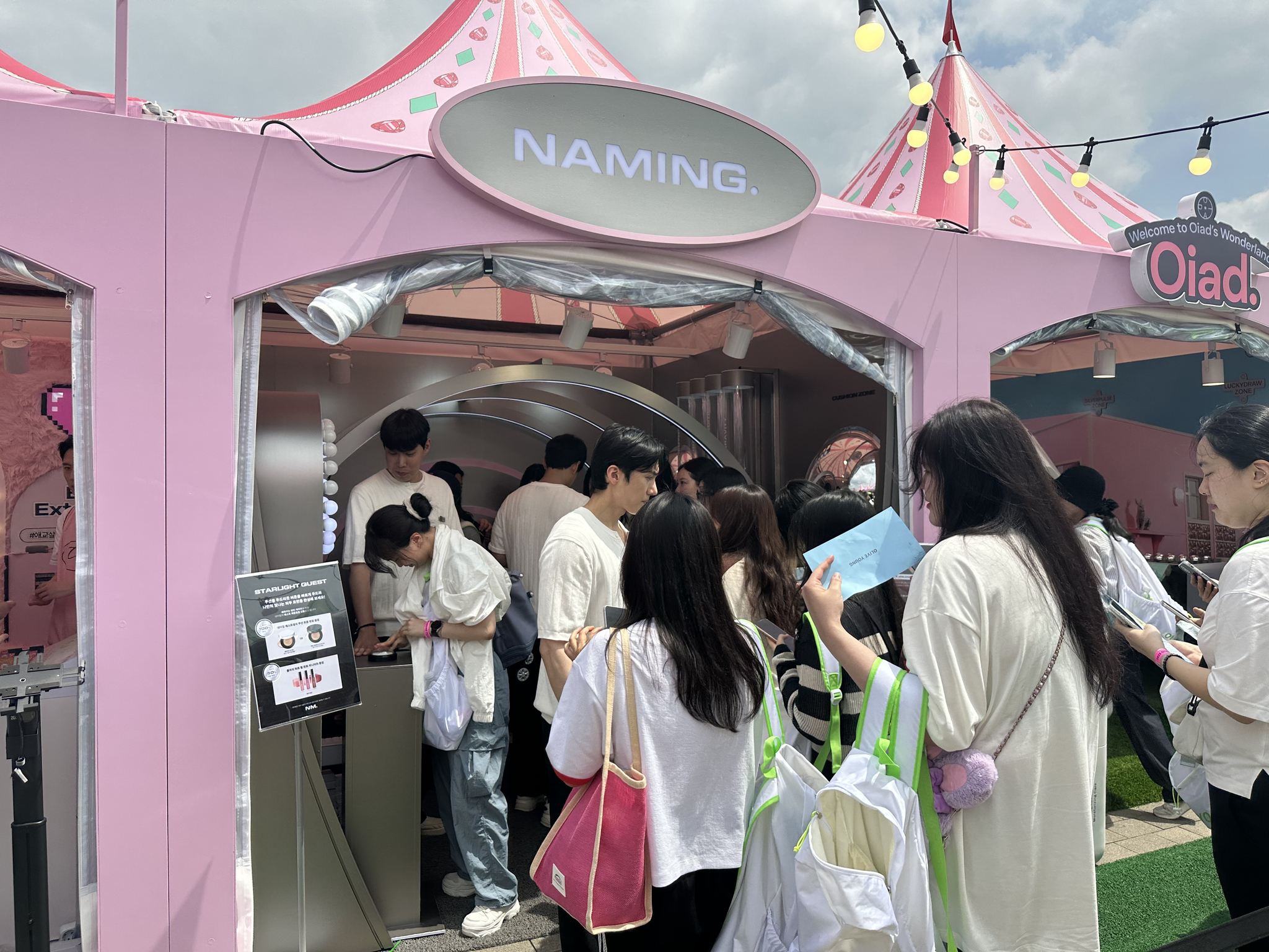 Beauty enthusiasts line up in front of booths to get samples at the 2025 Olive Young Festa on May 21. [OLIVE YOUNG]