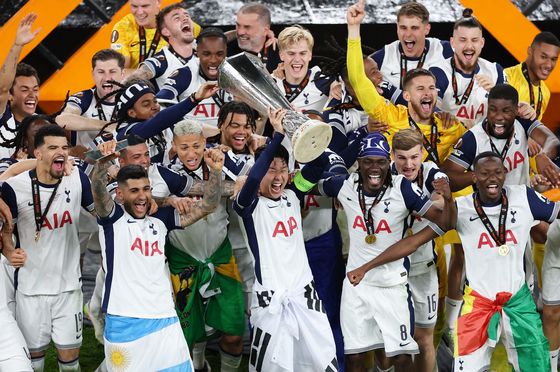 Tottenham Hotspur's Son Heung-min lifts the trophy with teammates after winning the Europa League on May 21 at San Mames Stadium in Bilbao, Spain, on May 21, 2025. [REUTERS/YONHAP]