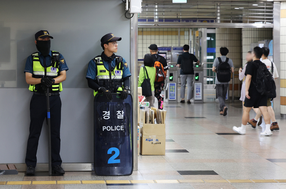Police officers stationed a Seohyeon Subway Station in Bundang, Gyeonggi, on Aug. 4, 2023, the day after 22 year-old Choi Won-jong tried to attack random people with a knife. [YONHAP] 