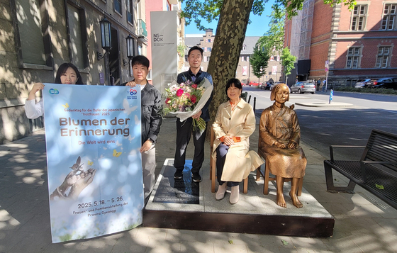 Gyeonggi officials and civic group members lay flowers at the Statue of Peace installed in Cologne, Germany, on May 19. [GYEONGGI PROVINCIAL GOVERNMENT] 