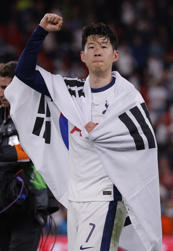 Tottenham Hotspur's Son Heung-min celebrates after winning the Europa League on May 21 in Spain. [REUTERS/YONHAP]