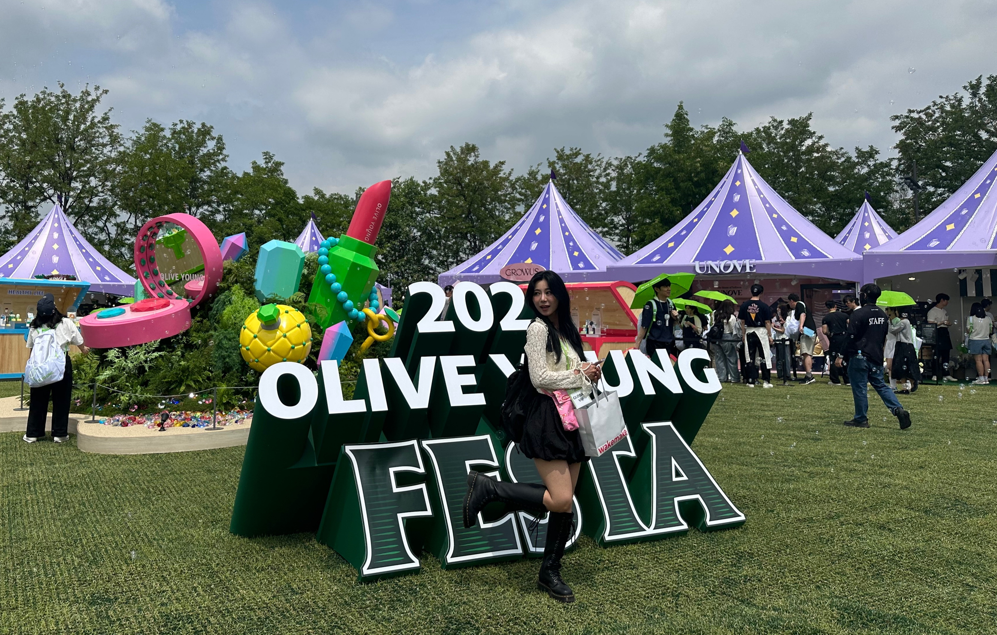 Japanese model and influencer Niina poses at the 2025 Olive Young Festa on May 21. [WOO JI-WON]
