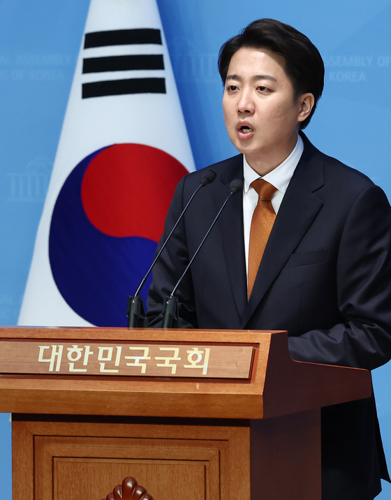 Reform Party presidential candidate Lee Jun-seok speaks during a press conference at the National Assembly in Yeouido, western Seoul, on May 22. [NEWS1]