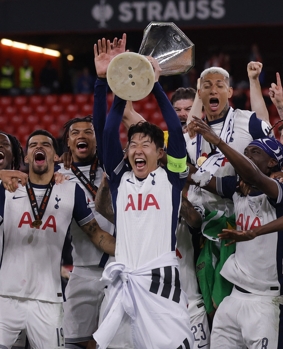 Tottenham Hotspur's Son Heung-min lifts the trophy with teammates after winning the Europa League on May 21 at San Mames Stadium in Bilbao, Spain, on May 21, 2025. [REUTERS/YONHAP]